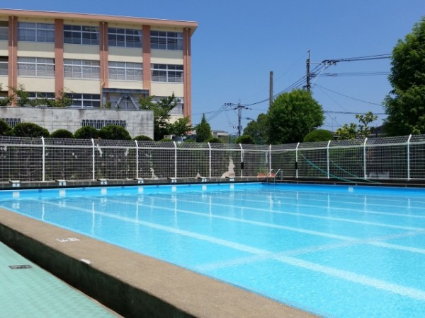 子供の学校用水着の選び方。プールバッグやバスタオルはどうする?