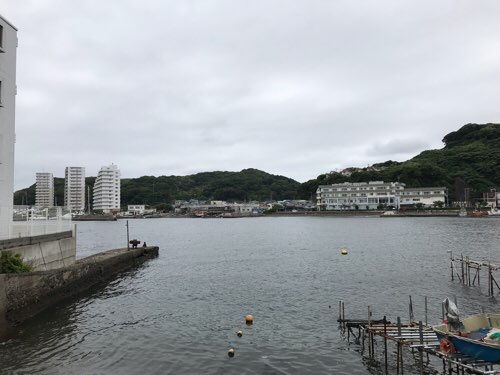 東叶神社を振り返るとすぐに海