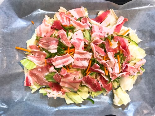 野菜の上に豚バラ肉をのせる
