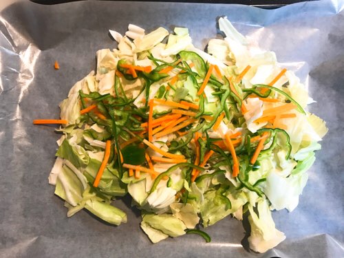 野菜をすべてクッキングシートに広げる