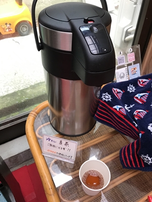 海南神社の休憩所の麦茶