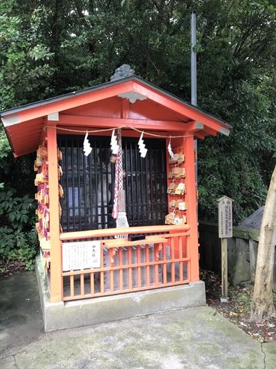 海南神社の敷地内にある社の白馬