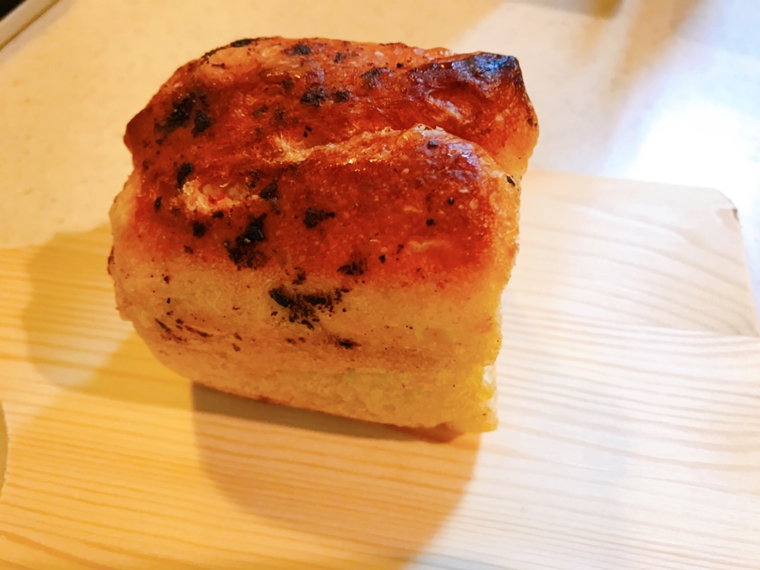 ノトヒバカラベーカリーの黒七味と岩塩のフォカッチャ